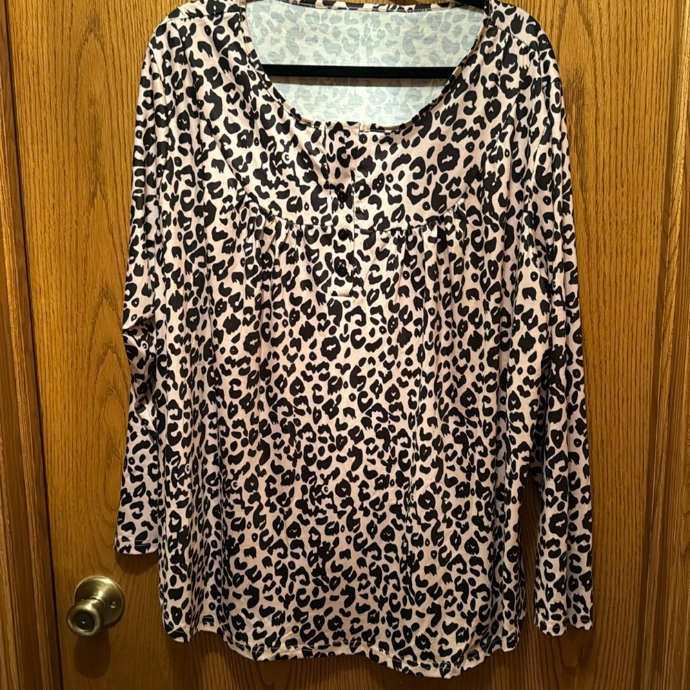 New Long Sleeve Womens Size 4X Leopard Print Top